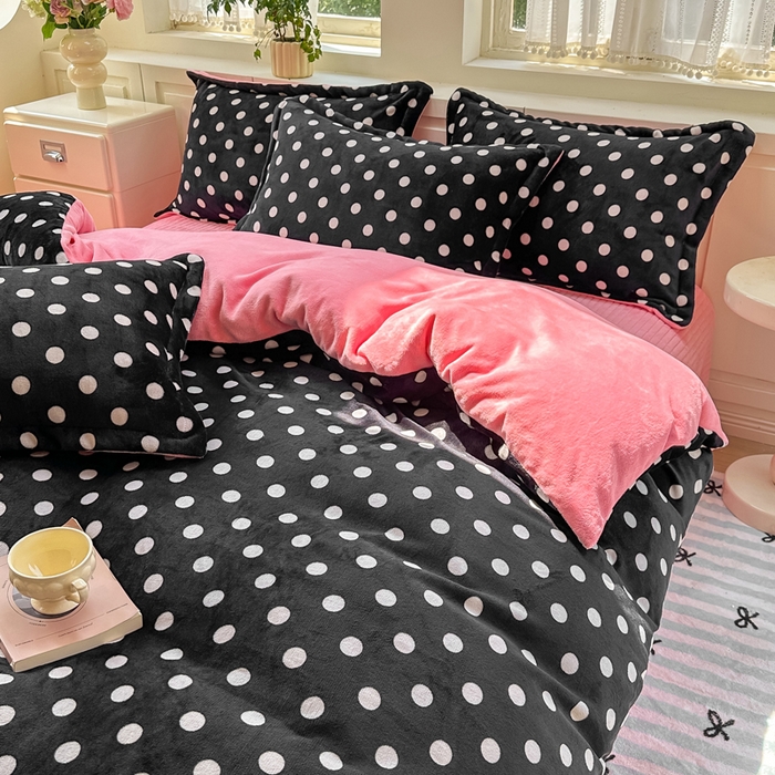 91家纺网 家纺一手货源 找家纺 欧尚 2025新款高克重牛奶绒加厚保暖印花床盖四件套 黑波点