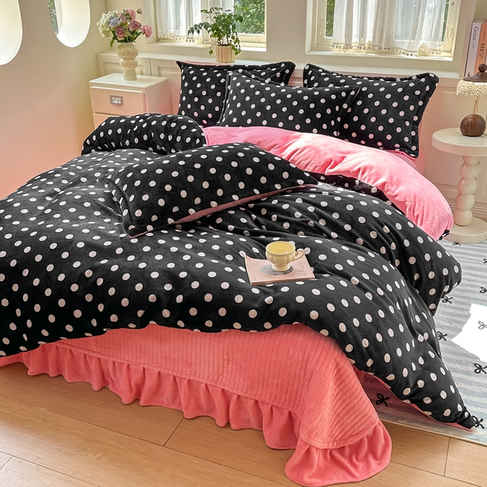 91家纺网 家纺一手货源 找家纺 欧尚 2025新款高克重牛奶绒加厚保暖印花床盖四件套 黑波点