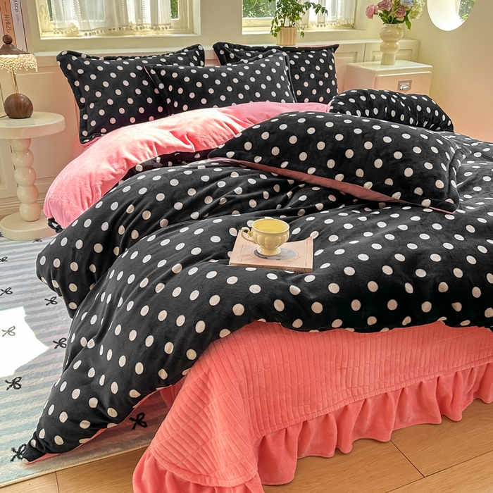 91家纺网 家纺一手货源 找家纺 欧尚 2025新款高克重牛奶绒加厚保暖印花床盖四件套 黑波点