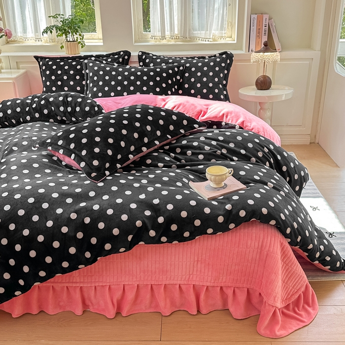 91家纺网 家纺一手货源 找家纺 欧尚 2025新款高克重牛奶绒加厚保暖印花床盖四件套 黑波点