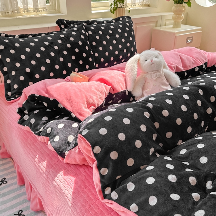 91家纺网 家纺一手货源 找家纺 欧尚 2025新款高克重牛奶绒加厚保暖印花床盖四件套 黑波点