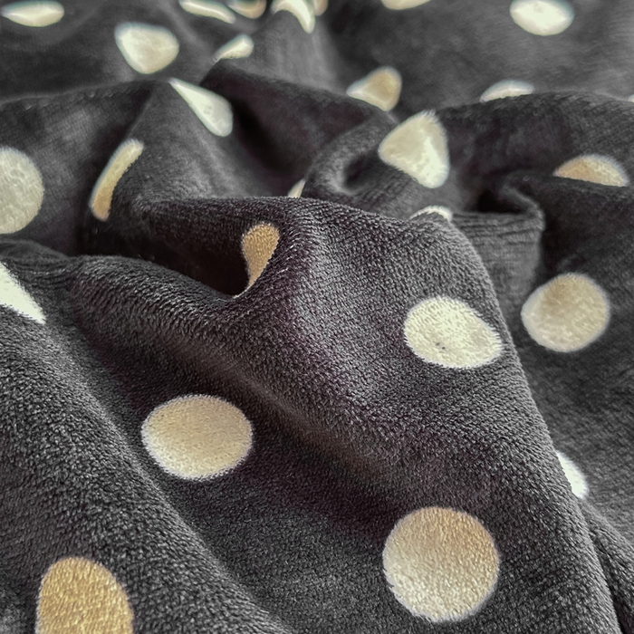 91家纺网 家纺一手货源 找家纺 欧尚 2025新款高克重牛奶绒加厚保暖印花床盖四件套 黑波点