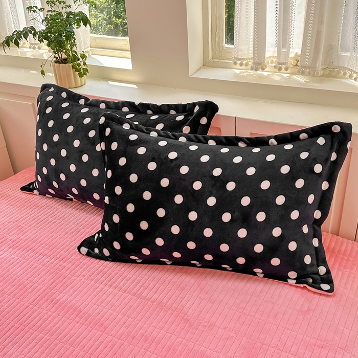 91家纺网 家纺一手货源 找家纺 欧尚 2025新款高克重牛奶绒加厚保暖印花床盖四件套 黑波点