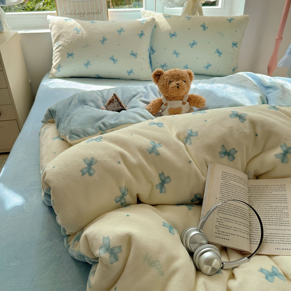 91家纺网 家纺一手货源 找家纺 优选良品 2025新款小清新加厚高克重牛奶绒四件套直播热款电商热款蓝色蝴蝶结