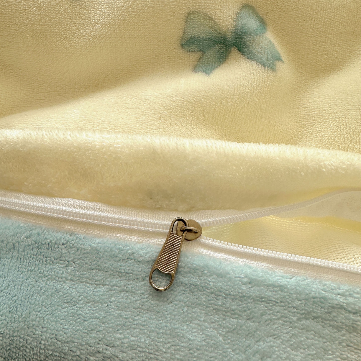 91家纺网 家纺一手货源 找家纺 优选良品 2025新款小清新加厚高克重牛奶绒四件套直播热款电商热款蓝色蝴蝶结