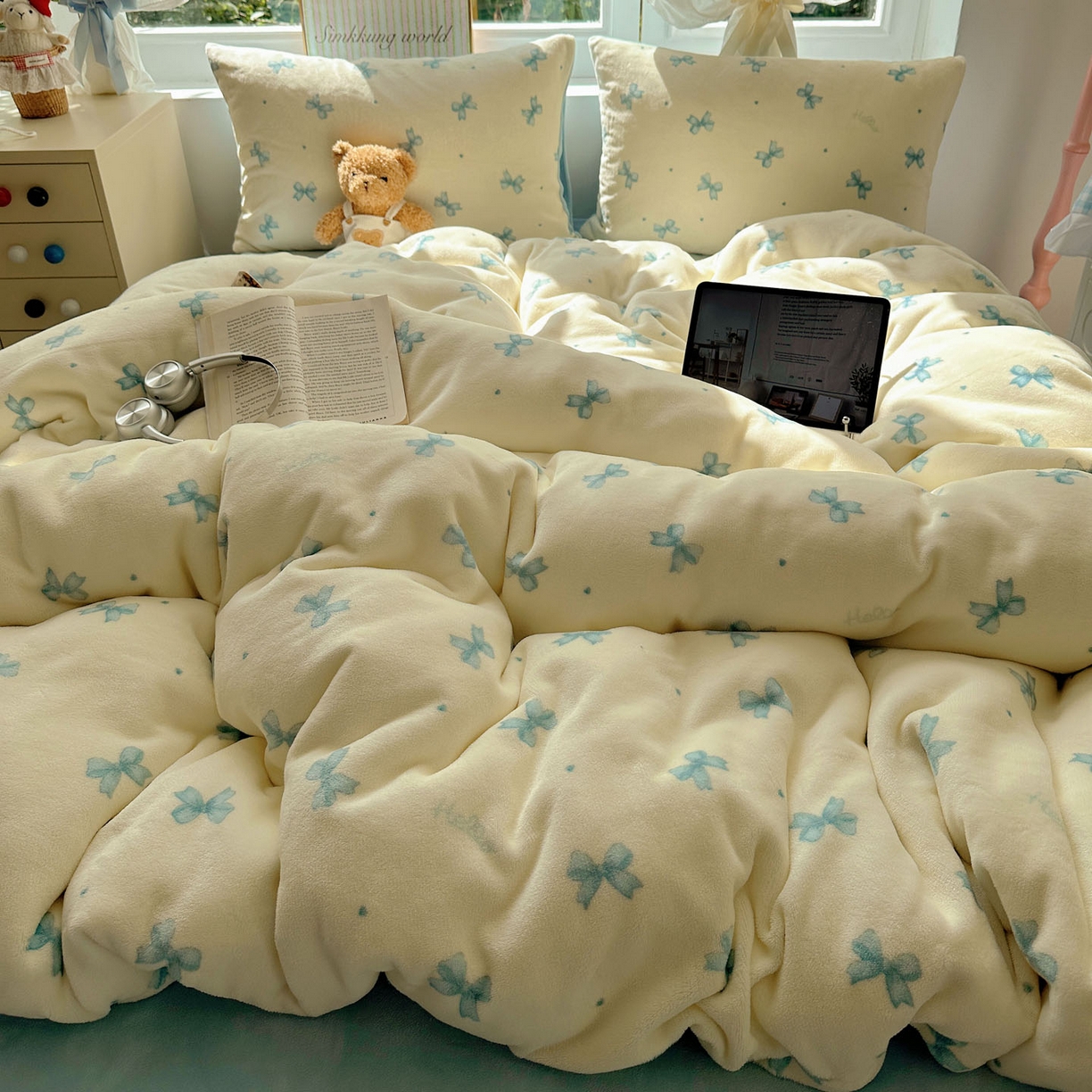 91家纺网 家纺一手货源 找家纺 优选良品 2025新款小清新加厚高克重牛奶绒四件套直播热款电商热款蓝色蝴蝶结