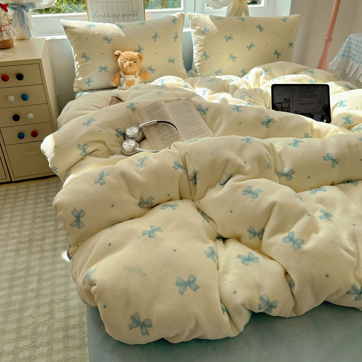 91家纺网 家纺一手货源 找家纺 优选良品 2025新款小清新加厚高克重牛奶绒四件套直播热款电商热款蓝色蝴蝶结