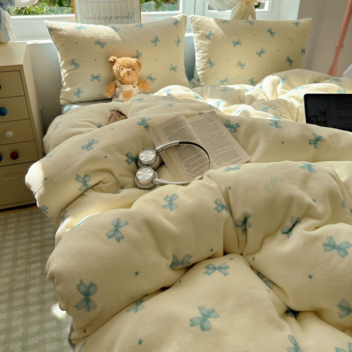 91家纺网 家纺一手货源 找家纺 优选良品 2025新款小清新加厚高克重牛奶绒四件套直播热款电商热款蓝色蝴蝶结