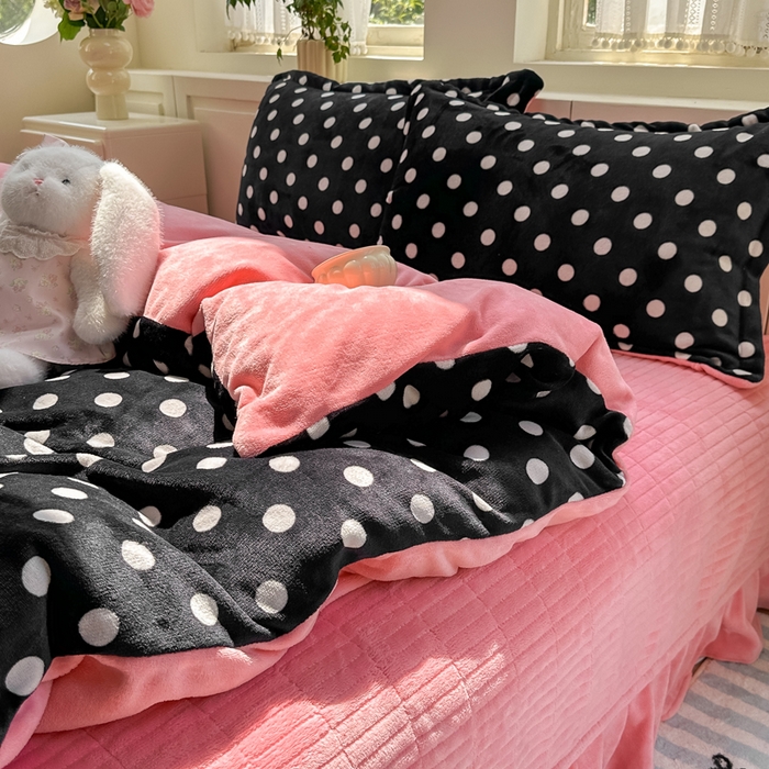 91家纺网 家纺一手货源 找家纺 欧尚 2025新款高克重牛奶绒加厚保暖印花床盖四件套 黑波点