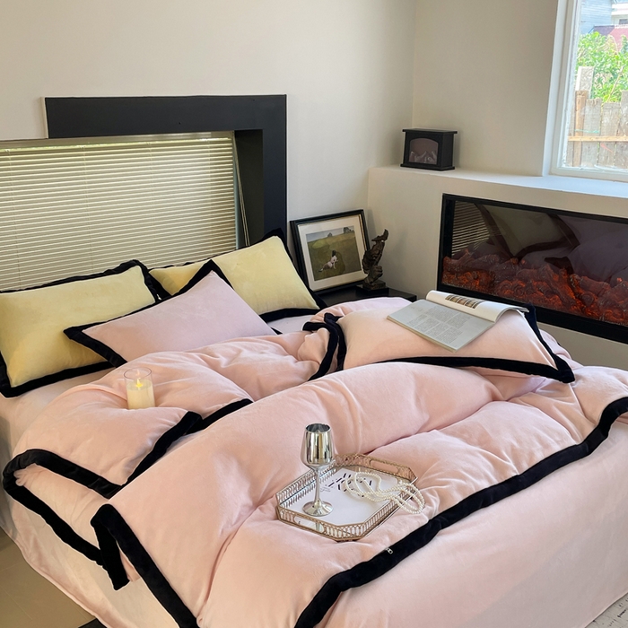 91家纺网 家纺一手货源 找家纺 （总）库里梦家纺  2025新网红爆款简约纯色欧美风10公分包边牛奶绒四件套 包边款