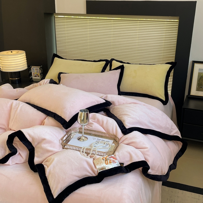 91家纺网 家纺一手货源 找家纺 （总）库里梦家纺  2025新网红爆款简约纯色欧美风10公分包边牛奶绒四件套 包边款