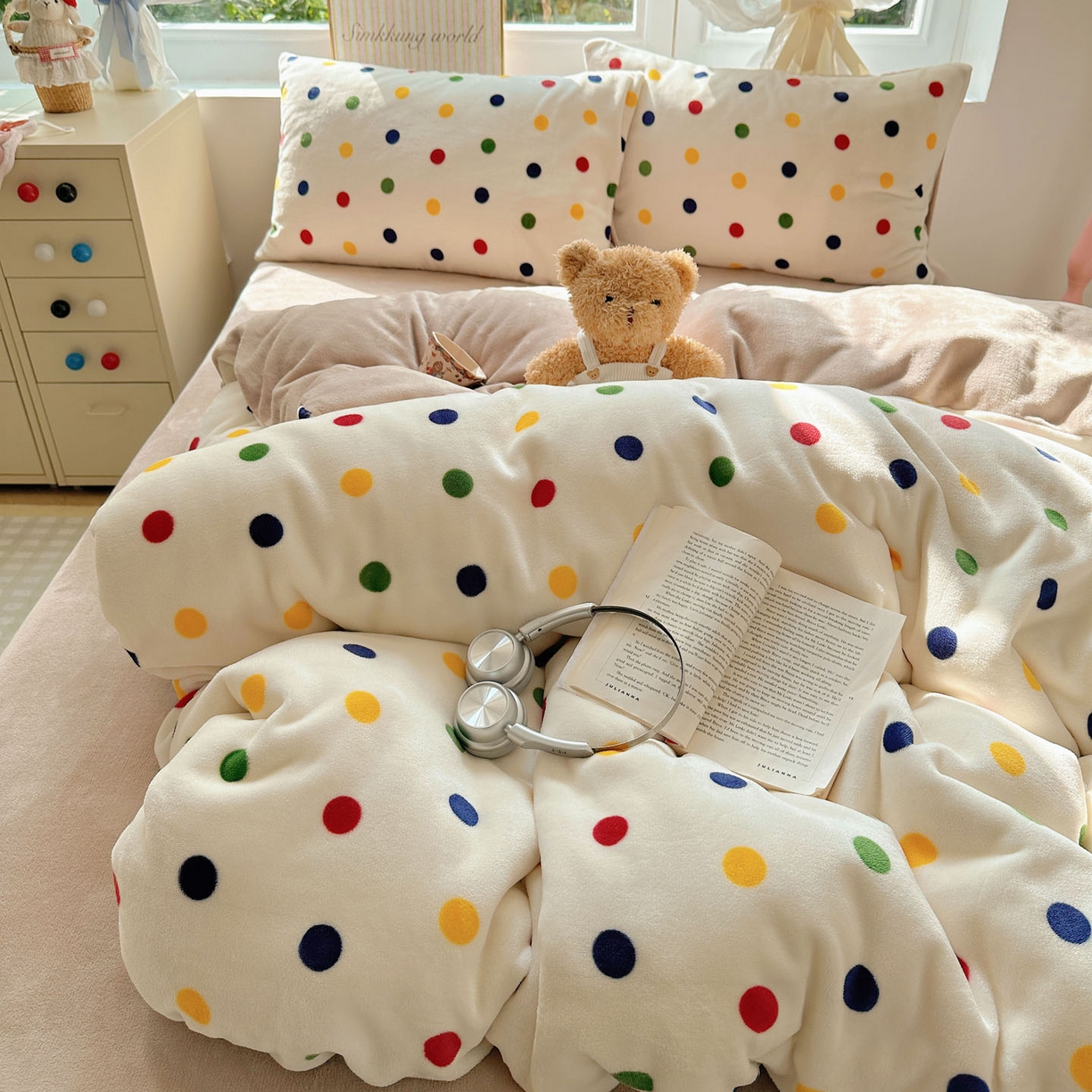 91家纺网 家纺一手货源 找家纺 优选良品 2025新款小清新加厚高克重牛奶绒四件套直播热款电商热款奇异波点