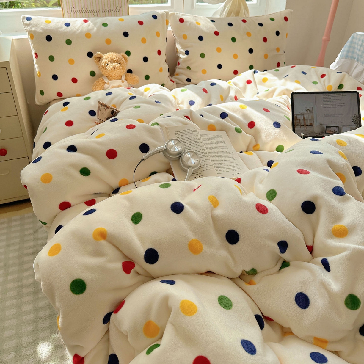 91家纺网 家纺一手货源 找家纺 优选良品 2025新款小清新加厚高克重牛奶绒四件套直播热款电商热款奇异波点