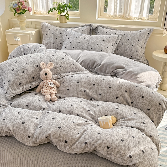 欧尚 2025新款高克重牛奶绒加厚保暖印花床盖四件套 灰爱心