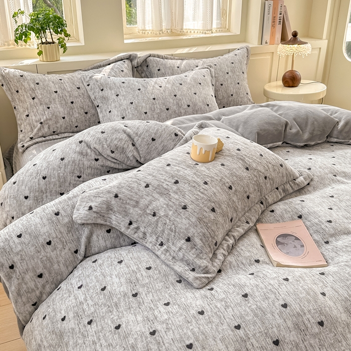 91家纺网 家纺一手货源 找家纺 欧尚 2025新款高克重牛奶绒加厚保暖印花床盖四件套 灰爱心