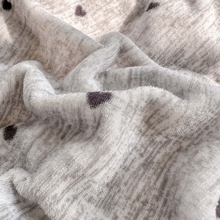 91家纺网 家纺一手货源 找家纺 欧尚 2025新款高克重牛奶绒加厚保暖印花床盖四件套 灰爱心