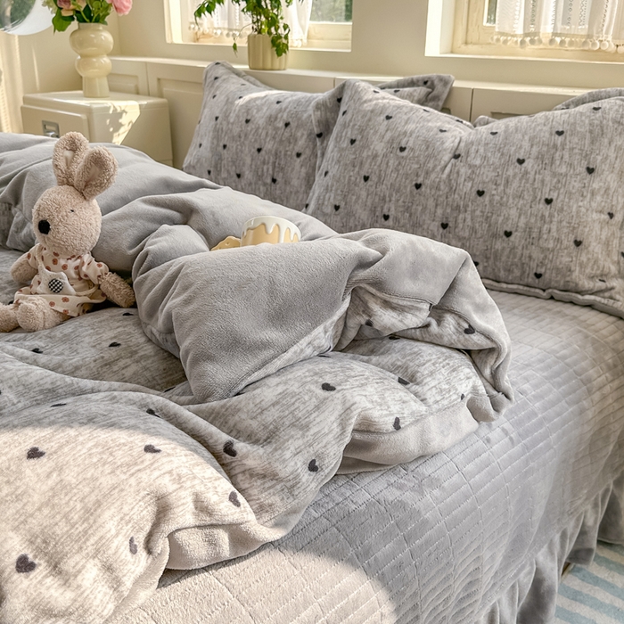 91家纺网 家纺一手货源 找家纺 欧尚 2025新款高克重牛奶绒加厚保暖印花床盖四件套 灰爱心