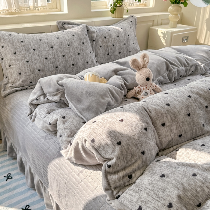 91家纺网 家纺一手货源 找家纺 欧尚 2025新款高克重牛奶绒加厚保暖印花床盖四件套 灰爱心