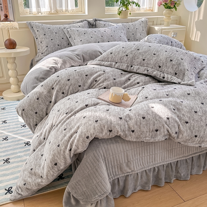 91家纺网 家纺一手货源 找家纺 欧尚 2025新款高克重牛奶绒加厚保暖印花床盖四件套 灰爱心