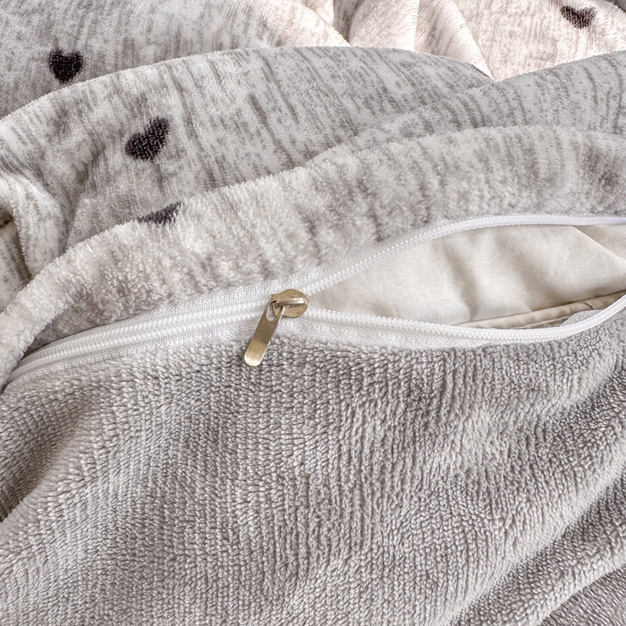 91家纺网 家纺一手货源 找家纺 欧尚 2025新款高克重牛奶绒加厚保暖印花床盖四件套 灰爱心