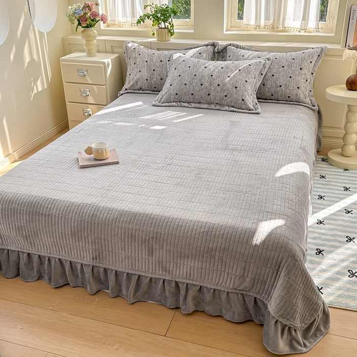 91家纺网 家纺一手货源 找家纺 欧尚 2025新款高克重牛奶绒加厚保暖印花床盖四件套 灰爱心