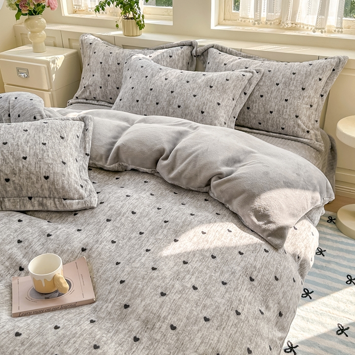 91家纺网 家纺一手货源 找家纺 欧尚 2025新款高克重牛奶绒加厚保暖印花床盖四件套 灰爱心