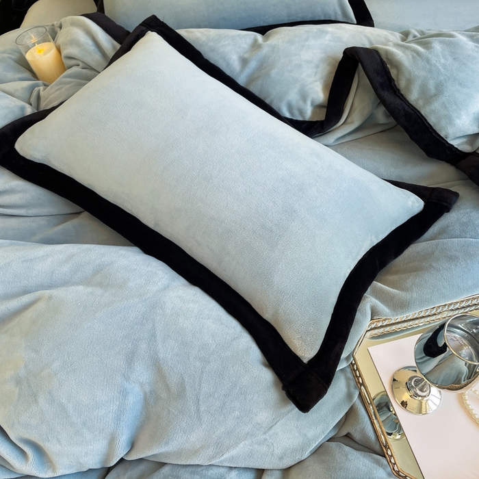 91家纺网 家纺一手货源 找家纺 库里梦家纺  2025新网红爆款简约纯色欧美风10公分包边牛奶绒四件套 包边款 海洋蓝