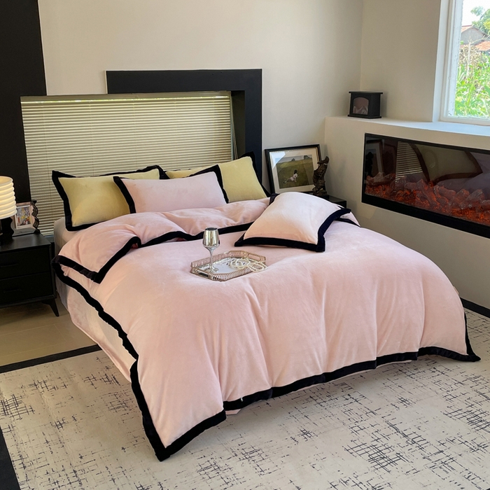 91家纺网 家纺一手货源 找家纺 库里梦家纺  2025新网红爆款简约纯色欧美风10公分包边牛奶绒四件套 包边款 桃花粉