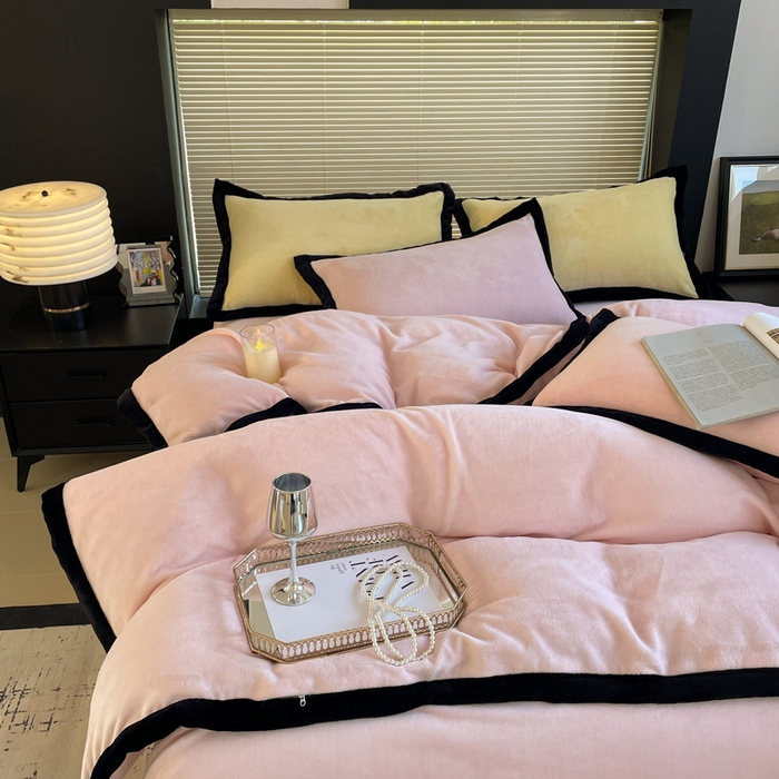 91家纺网 家纺一手货源 找家纺 库里梦家纺  2025新网红爆款简约纯色欧美风10公分包边牛奶绒四件套 包边款 桃花粉