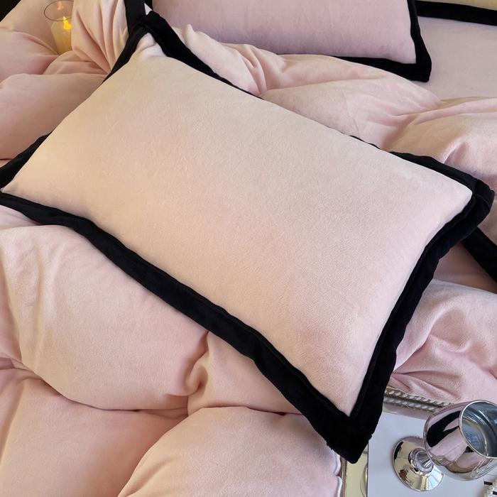 91家纺网 家纺一手货源 找家纺 库里梦家纺  2025新网红爆款简约纯色欧美风10公分包边牛奶绒四件套 包边款 桃花粉