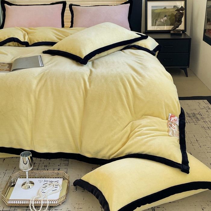 91家纺网 家纺一手货源 找家纺 库里梦家纺  2025新网红爆款简约纯色欧美风10公分包边牛奶绒四件套 包边款 杏仁黄