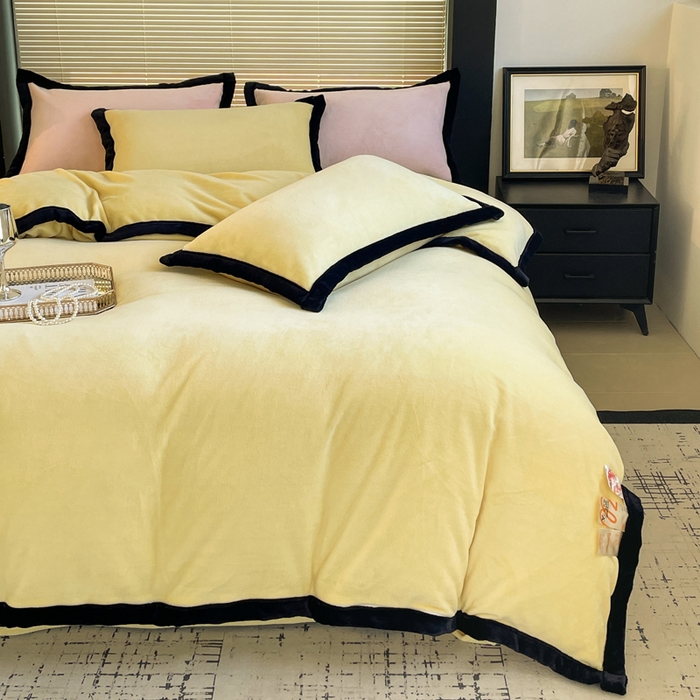 91家纺网 家纺一手货源 找家纺 库里梦家纺  2025新网红爆款简约纯色欧美风10公分包边牛奶绒四件套 包边款 杏仁黄