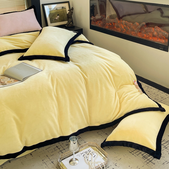91家纺网 家纺一手货源 找家纺 库里梦家纺  2025新网红爆款简约纯色欧美风10公分包边牛奶绒四件套 包边款 杏仁黄