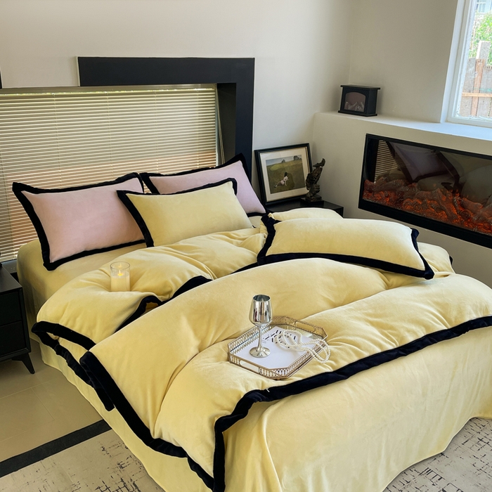 91家纺网 家纺一手货源 找家纺 库里梦家纺  2025新网红爆款简约纯色欧美风10公分包边牛奶绒四件套 包边款 杏仁黄