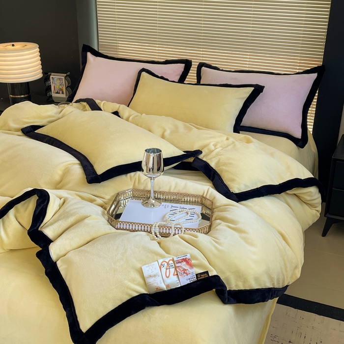 91家纺网 家纺一手货源 找家纺 库里梦家纺  2025新网红爆款简约纯色欧美风10公分包边牛奶绒四件套 包边款 杏仁黄