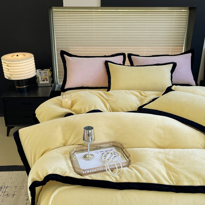 91家纺网 家纺一手货源 找家纺 库里梦家纺  2025新网红爆款简约纯色欧美风10公分包边牛奶绒四件套 包边款 杏仁黄