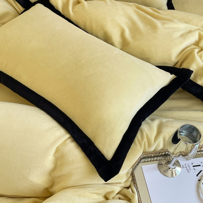 91家纺网 家纺一手货源 找家纺 库里梦家纺  2025新网红爆款简约纯色欧美风10公分包边牛奶绒四件套 包边款 杏仁黄