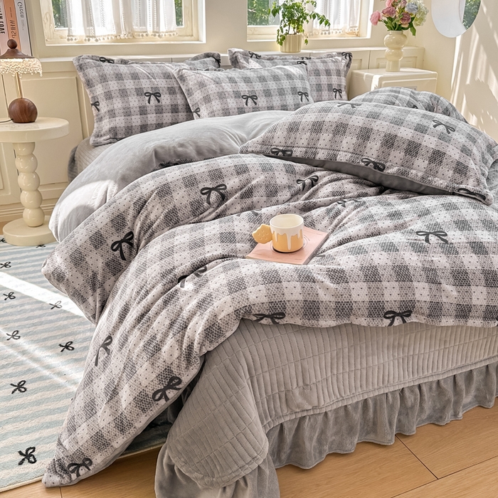 91家纺网 家纺一手货源 找家纺 欧尚 2025新款高克重牛奶绒加厚保暖印花床盖四件套 灰色蝴蝶结