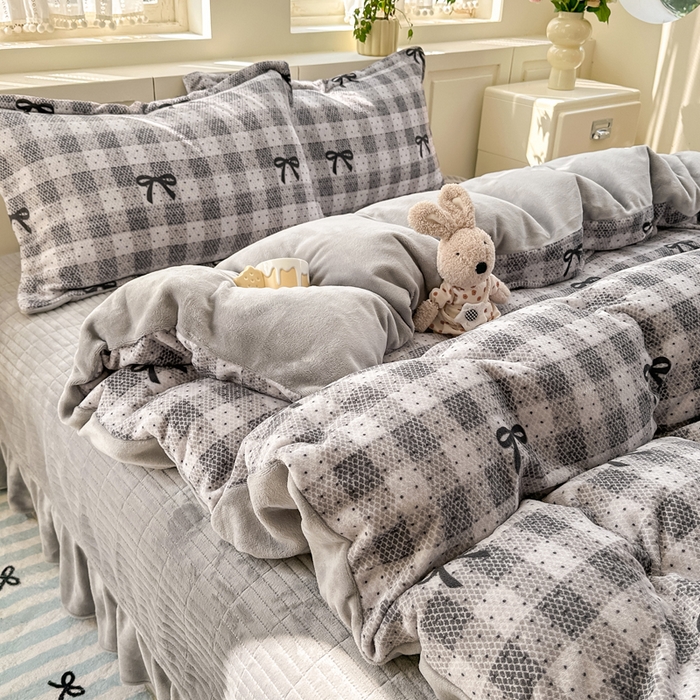 91家纺网 家纺一手货源 找家纺 欧尚 2025新款高克重牛奶绒加厚保暖印花床盖四件套 灰色蝴蝶结