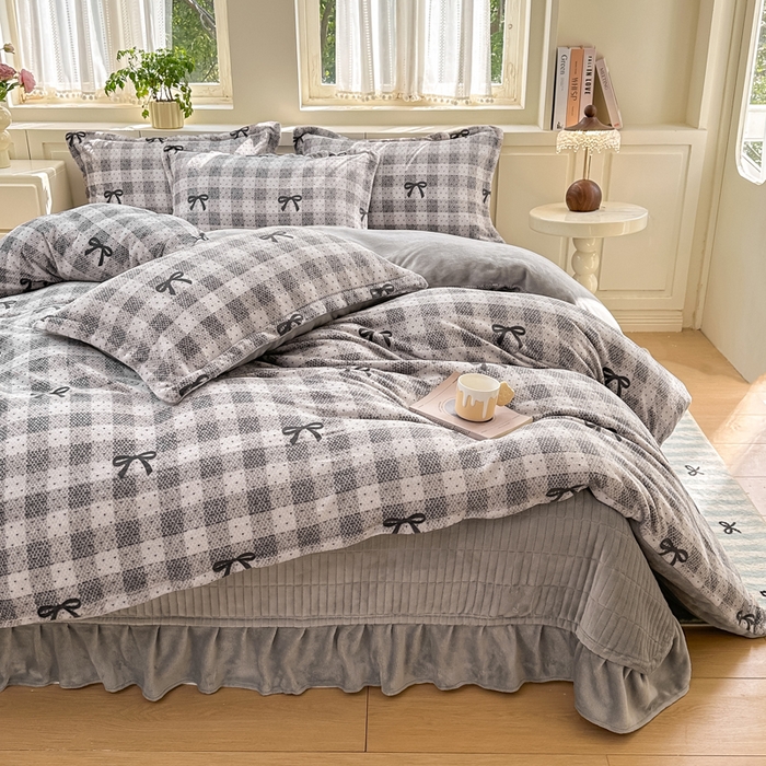91家纺网 家纺一手货源 找家纺 欧尚 2025新款高克重牛奶绒加厚保暖印花床盖四件套 灰色蝴蝶结