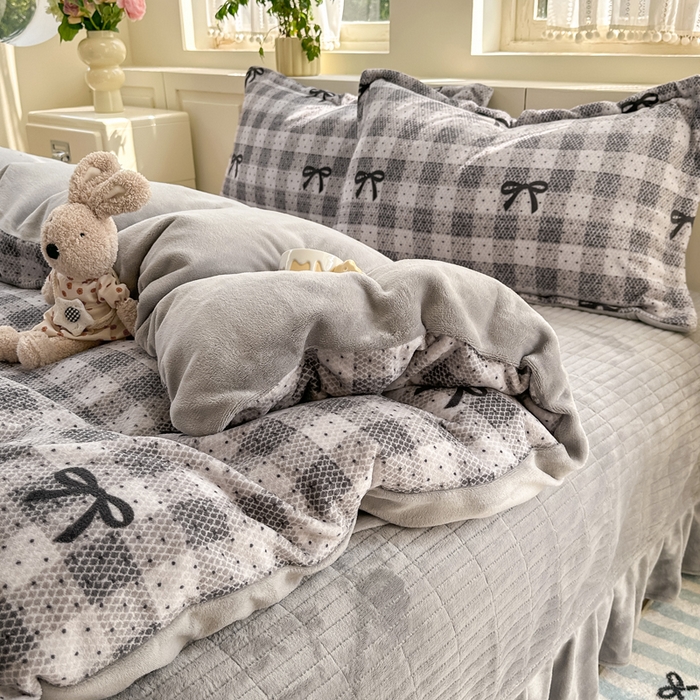 91家纺网 家纺一手货源 找家纺 欧尚 2025新款高克重牛奶绒加厚保暖印花床盖四件套 灰色蝴蝶结