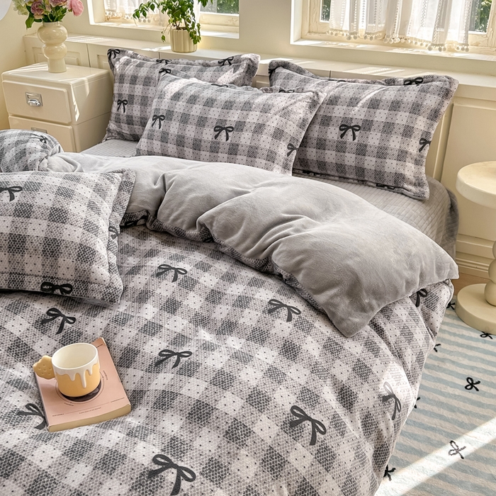 91家纺网 家纺一手货源 找家纺 欧尚 2025新款高克重牛奶绒加厚保暖印花床盖四件套 灰色蝴蝶结