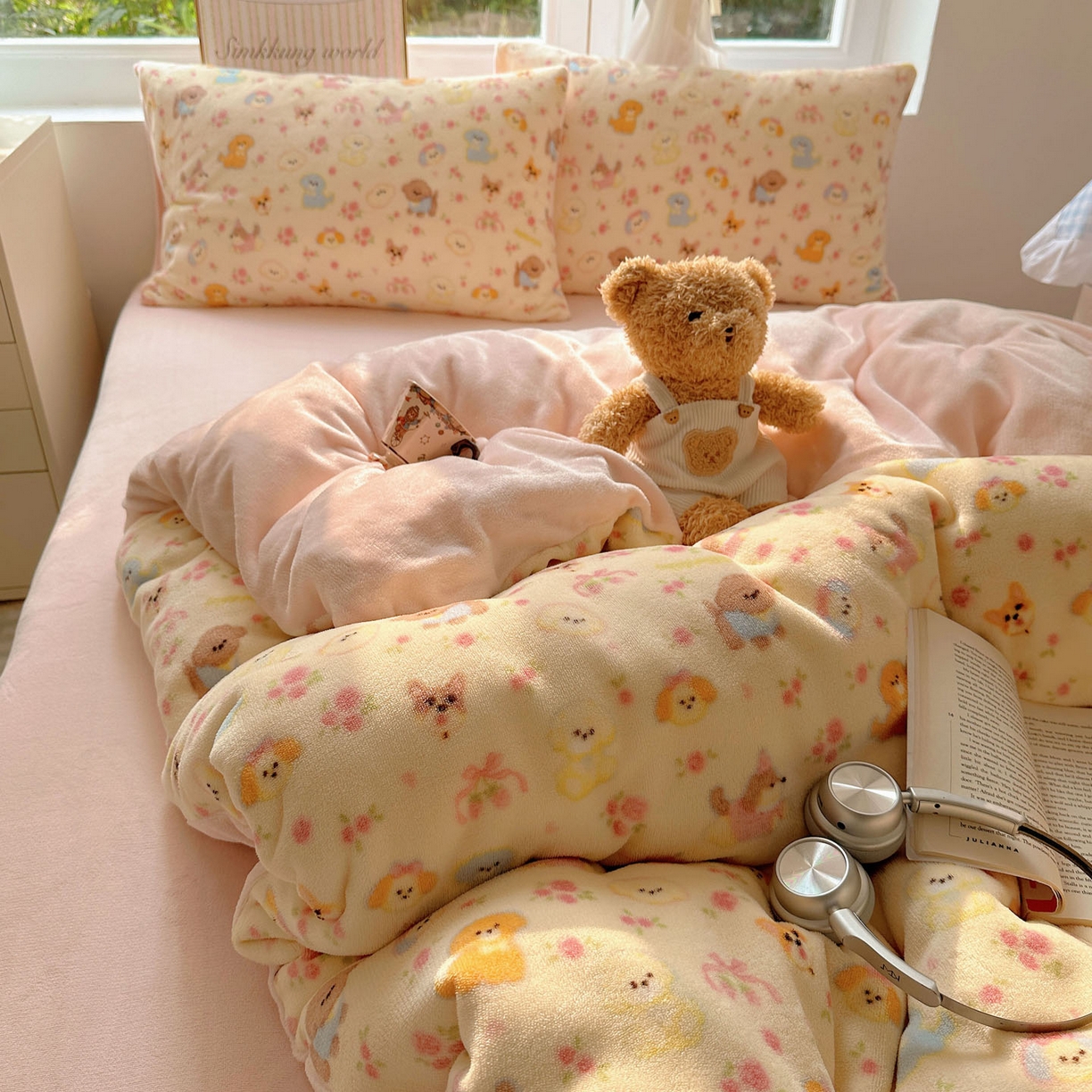 91家纺网 家纺一手货源 找家纺 优选良品 2025新款小清新加厚高克重牛奶绒四件套直播热款电商热款小狗乐园