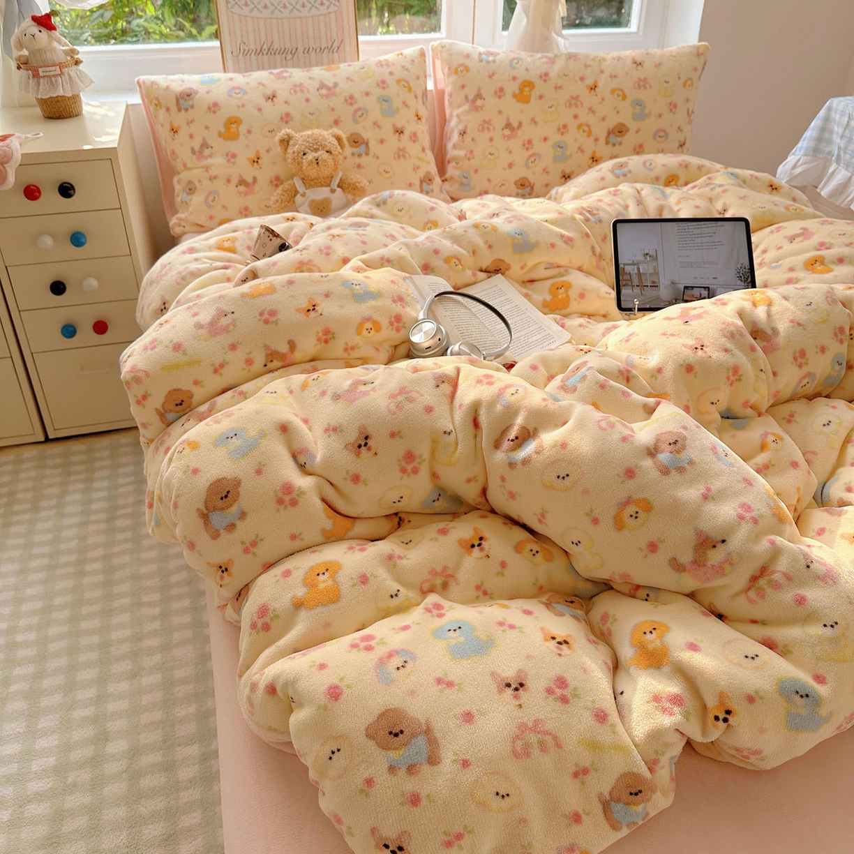 91家纺网 家纺一手货源 找家纺 优选良品 2025新款小清新加厚高克重牛奶绒四件套直播热款电商热款小狗乐园