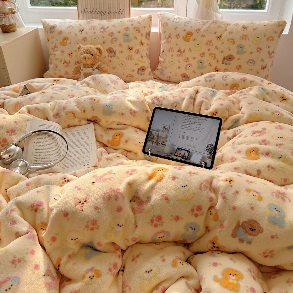 91家纺网 家纺一手货源 找家纺 优选良品 2025新款小清新加厚高克重牛奶绒四件套直播热款电商热款小狗乐园