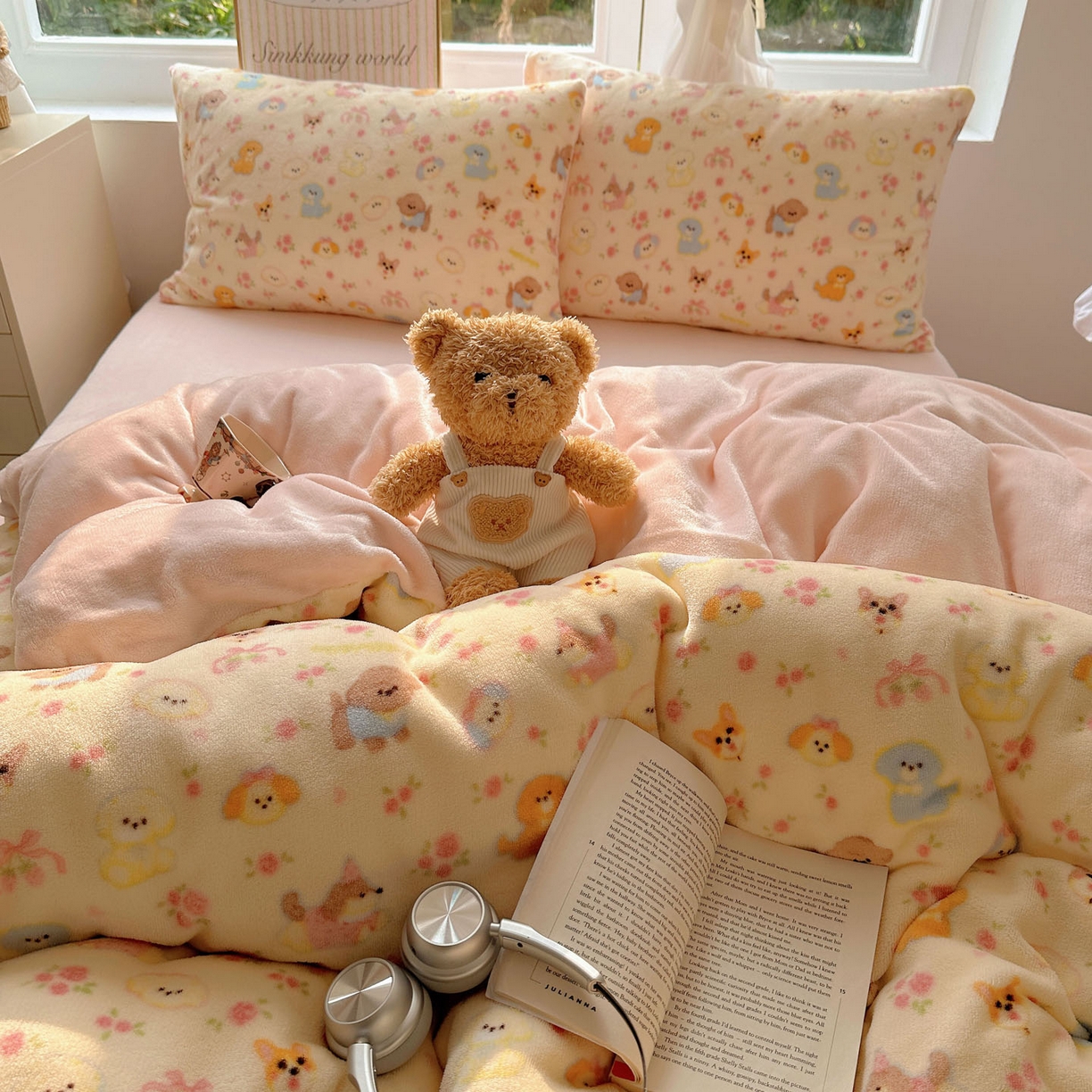 91家纺网 家纺一手货源 找家纺 优选良品 2025新款小清新加厚高克重牛奶绒四件套直播热款电商热款小狗乐园