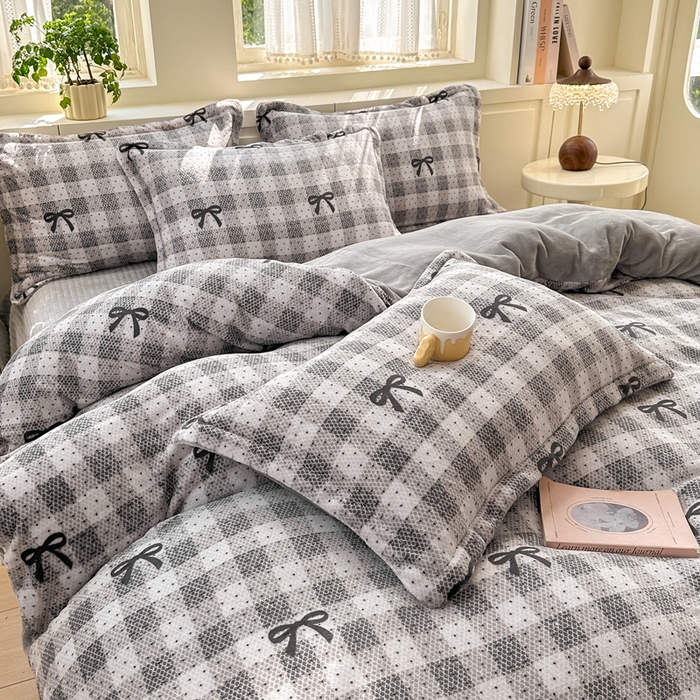 91家纺网 家纺一手货源 找家纺 欧尚 2025新款高克重牛奶绒加厚保暖印花床盖四件套 灰色蝴蝶结