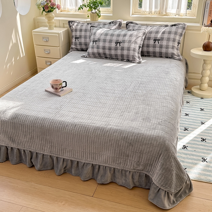 91家纺网 家纺一手货源 找家纺 欧尚 2025新款高克重牛奶绒加厚保暖印花床盖四件套 灰色蝴蝶结