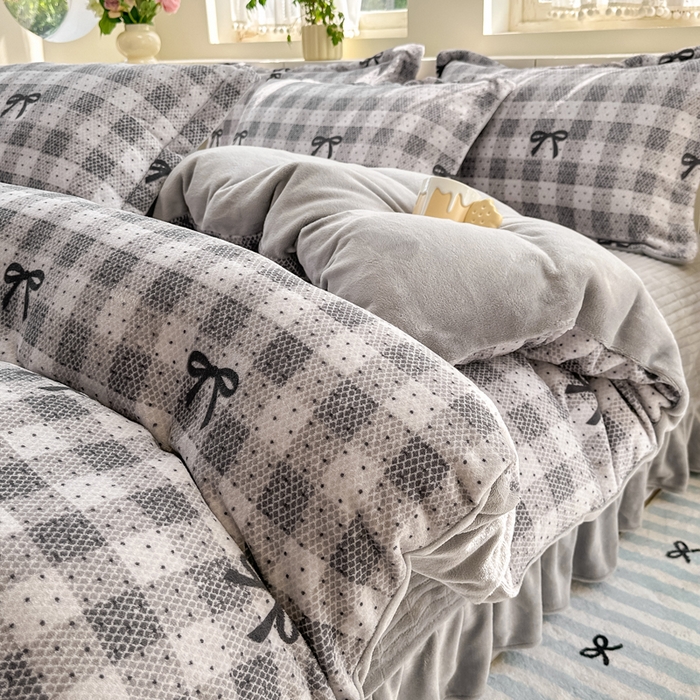 91家纺网 家纺一手货源 找家纺 欧尚 2025新款高克重牛奶绒加厚保暖印花床盖四件套 灰色蝴蝶结