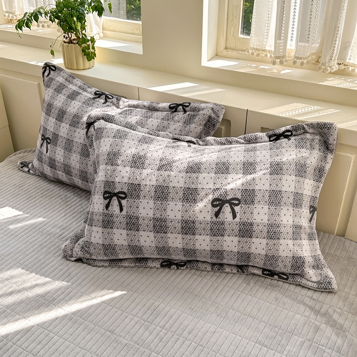 91家纺网 家纺一手货源 找家纺 欧尚 2025新款高克重牛奶绒加厚保暖印花床盖四件套 灰色蝴蝶结